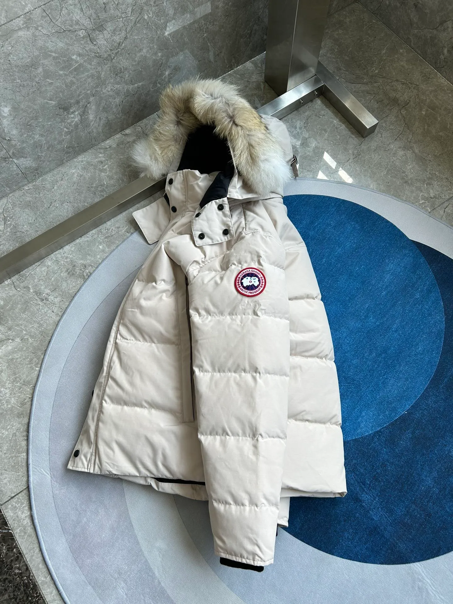The P880 Wyndham Parker is available in 29 models for both men and women. Both the fur collar and the fur collar are detachable. My personal favorite is simple and elegant. It is clean and neat. It has been chosen by Arctic and Antarctic scientific expedition teams as winter wear. It is the Rolls-Royce of the world. ➖ Industry-leading anti-counterfeiting chip sensing. ➖ Imported Behringer embroidery machines and customized embroidery labels, the highest level and industry leading. ➖ Imported Korean 21-count polyester-cotton blended original fabric, TC85 waterproof coated fabric, water-repellent, windproof and wear-resistant. ➖ The new national standard 80 white duck down is filled with an average of 520 grams of down. The amount of down filled is industry-leading. ➖ 100% nylon lon lining with double double-layer sealing design to prevent velvet running, seamless thread design on cuffs! ➖ Western Canadian Green Wolf Collar. ➖ Yoshida YKK provides original factory-customized electroplated sliders. YKK two-way lockable zippers are tight and smooth and do not peel off paint. ➖ 3M composite Velcro is durable and the accessories and hardware are all custom-made. Note: Our copywriting is only simple and clear. Instead of bragging about the copywriting, it is better to compare and understand with samples. Only for the purest, most focused, most professional, highest quality, and highest sex! Color: off-white with red label. Size: Xs S M L XL XXL.
